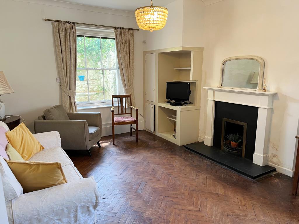 Lot: 172 - GARDEN FLAT WITH PARKING FOR INVESTMENT OR OCCUPATION - A view of the living room